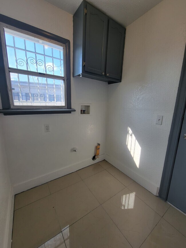 Building Photo - 1315 W 101st St