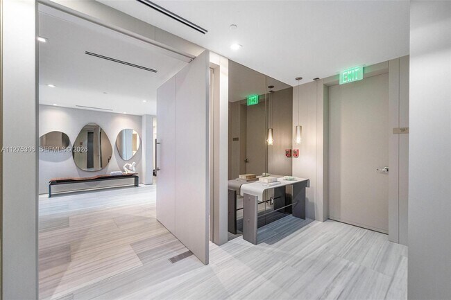 Building Photo - 18975 Collins Ave