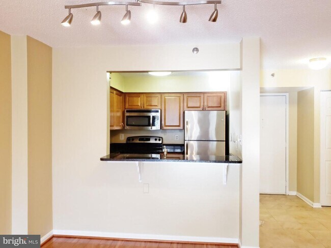 Building Photo - 10101 Grosvenor Pl