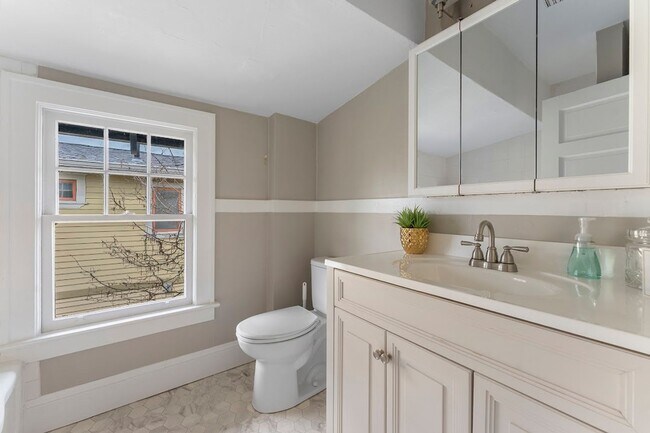 Building Photo - Stunning Craftsmen Beauty 3/1.5  bath 2000 sf! -ALBERTA/CONCORDIA