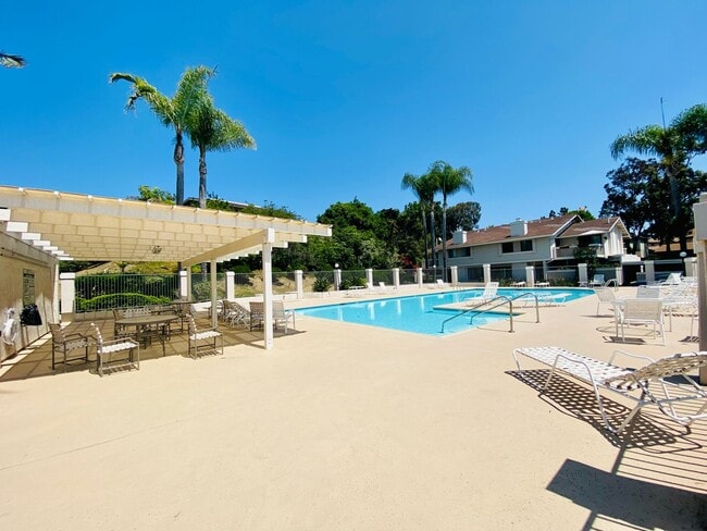 Building Photo - Spacious Condo with A Large Patio and Upstiars Balcony! Parking and Water Included!