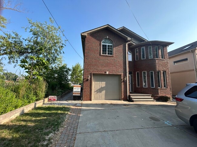 Primary Photo - 3165 Kenrick St