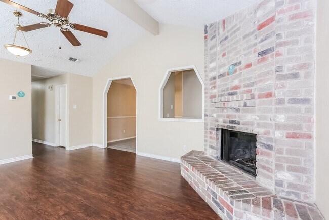 Building Photo - 11 Crestbriar Ct