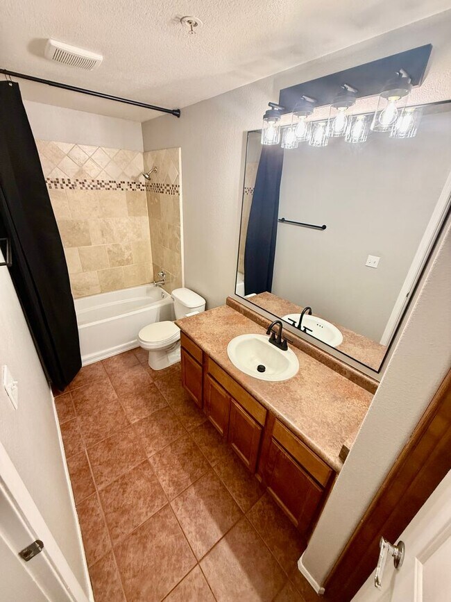 Building Photo - Ground Floor-One Bedroom in Lakewood