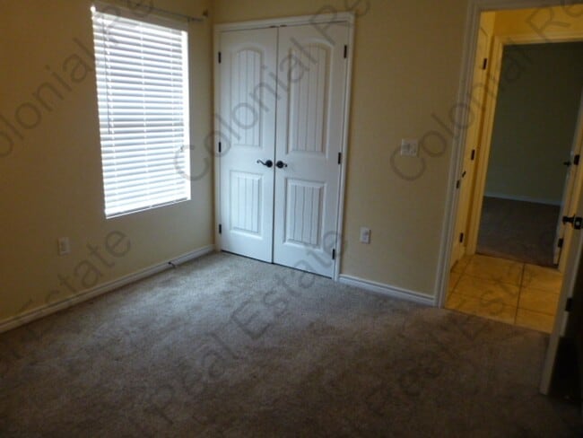 Building Photo - Spacious and updated 3 Bedroom 2 bathroom ...