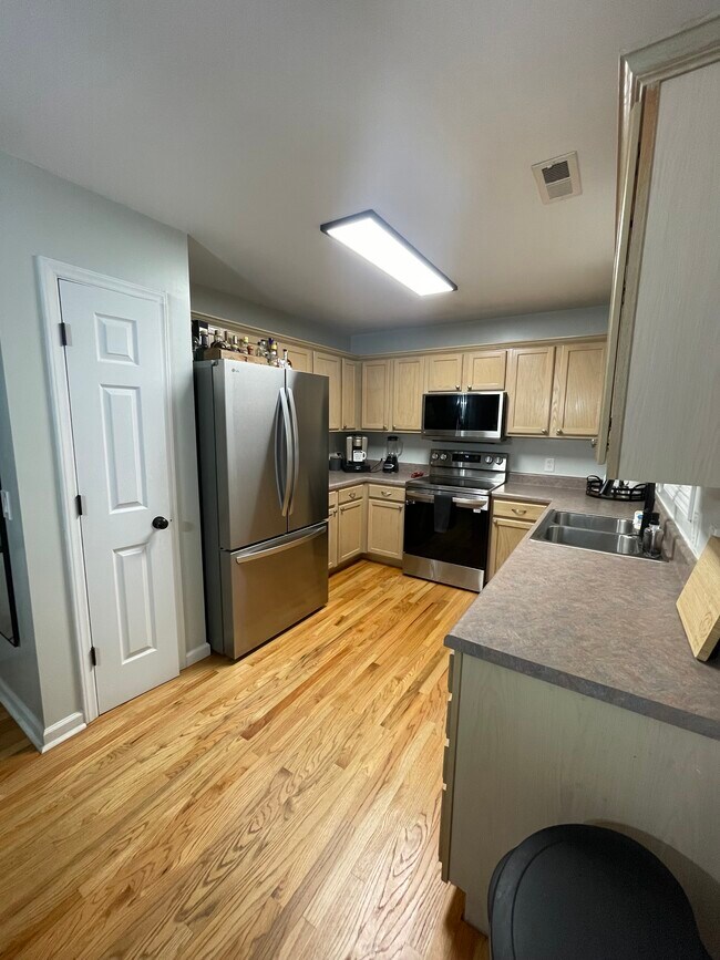 Building Photo - 624 Monger Ln