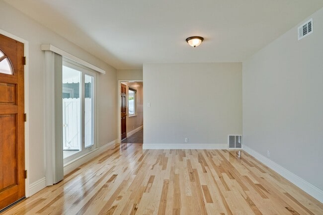 Building Photo - Fully Remodeled Single-Family Home Near Ap...
