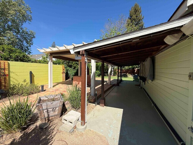 Building Photo - Charming Land Park 2 Bedroom