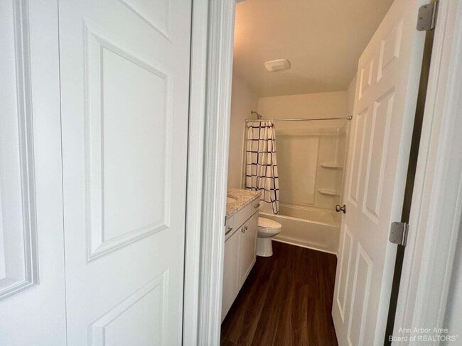 Building Photo - 10284 Swan Lake Cir