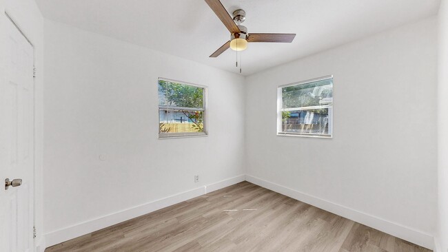 Building Photo - 4 Bedroom / 2 Bath House