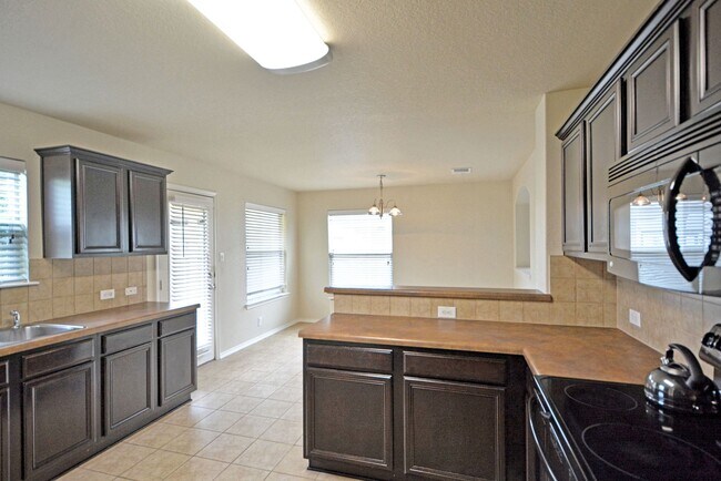 Building Photo - 2121 Sinclair Dr