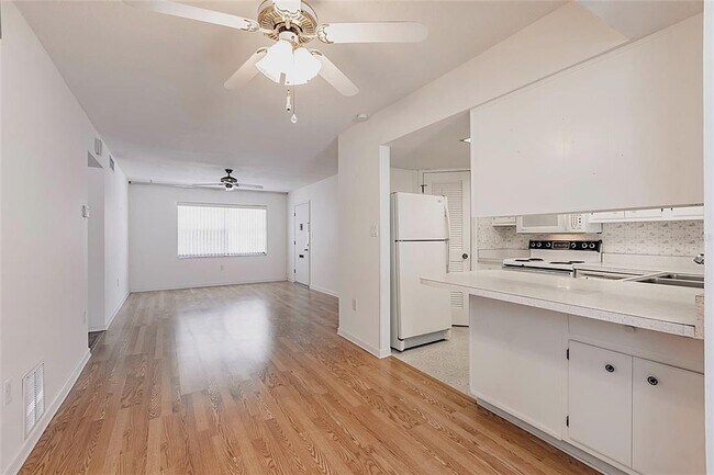 Building Photo - 4158 S Tamiami Trl