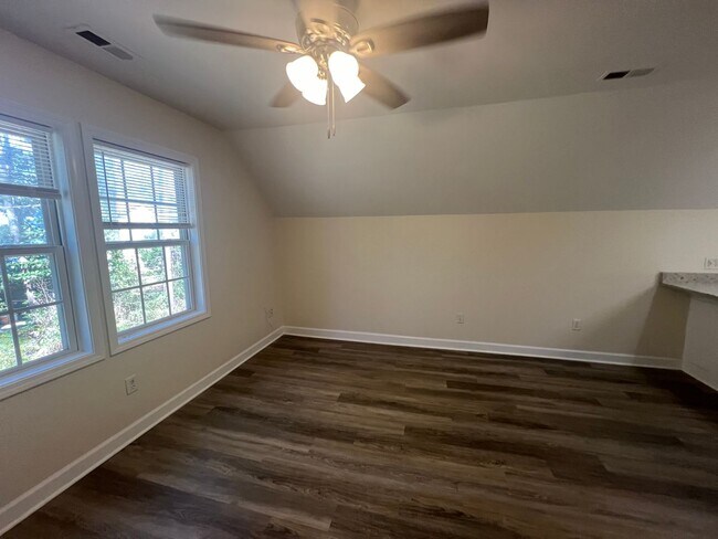 Building Photo - 1 BEDROOM STUDIO APT WALKING DISTANCE TO U...