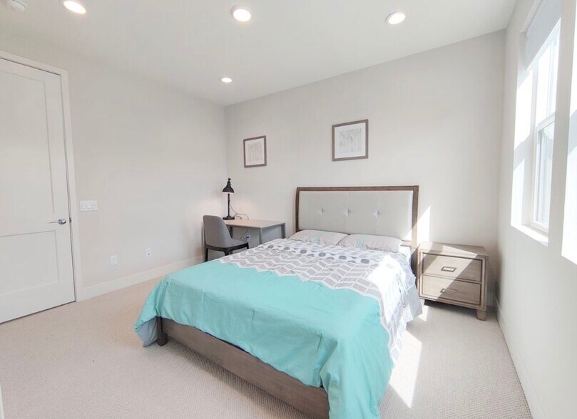 Building Photo - 371 Novel