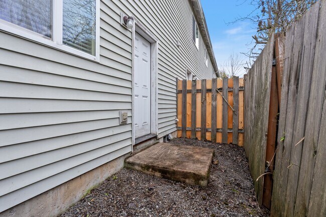 Building Photo - Spacious 2-Bedroom/1.5 bathroom in SE Portland