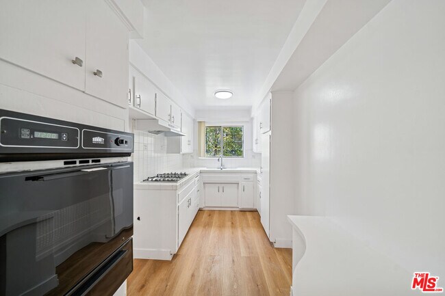 Building Photo - 842 Westbourne Dr