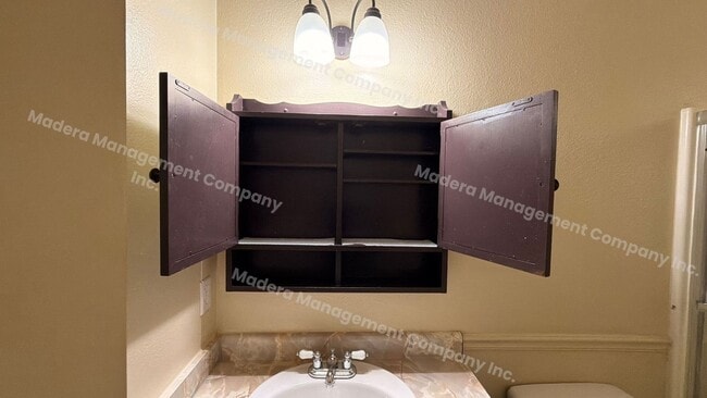 Building Photo - 4 bed/2 Bath - Available now