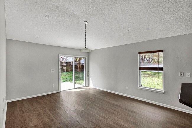 Building Photo - Renovated 5 bedroom/3 bathroom home in Wor...