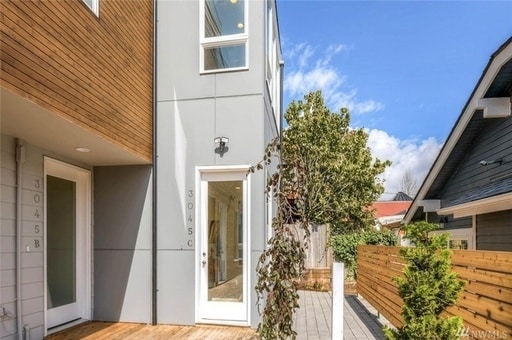 Building Photo - Stunning 2 Bedroom Modern Townhouse in Magnolia, Available Now!
