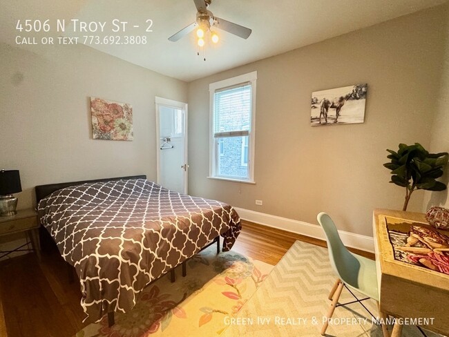 Building Photo - Sunny 2 Bed/1 Bath Steps From Kedzie Brown...