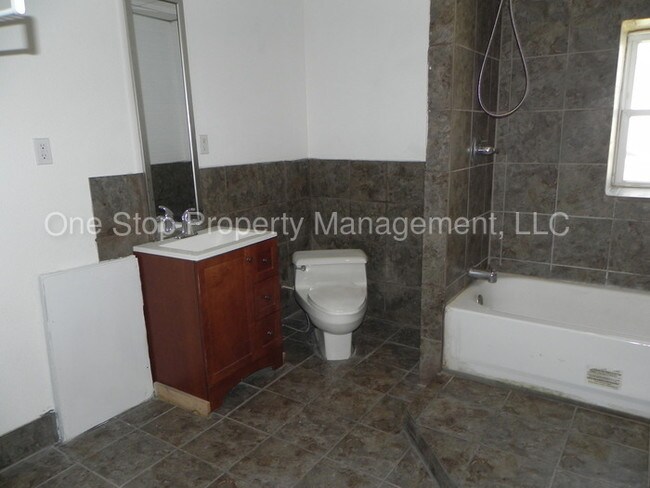 Building Photo - 2304 Englewood Ct