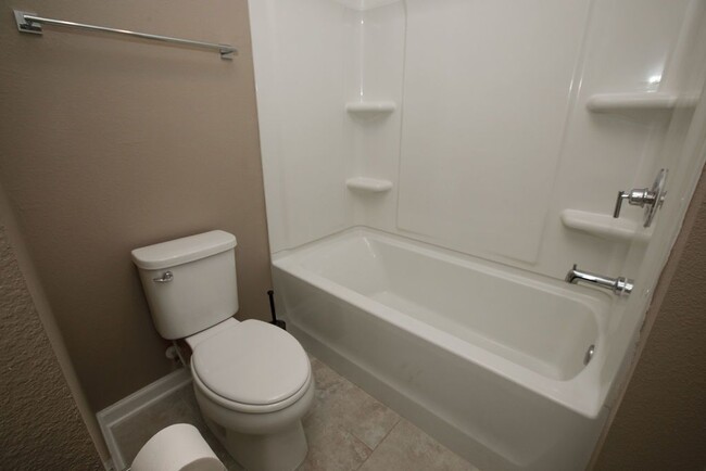 Building Photo - Like new 3 bedroom 2.5 bath townhome is Oa...