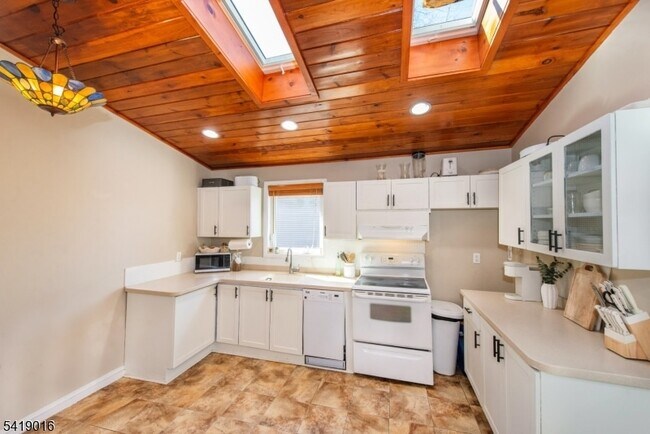 Building Photo - 25 Lake Rd