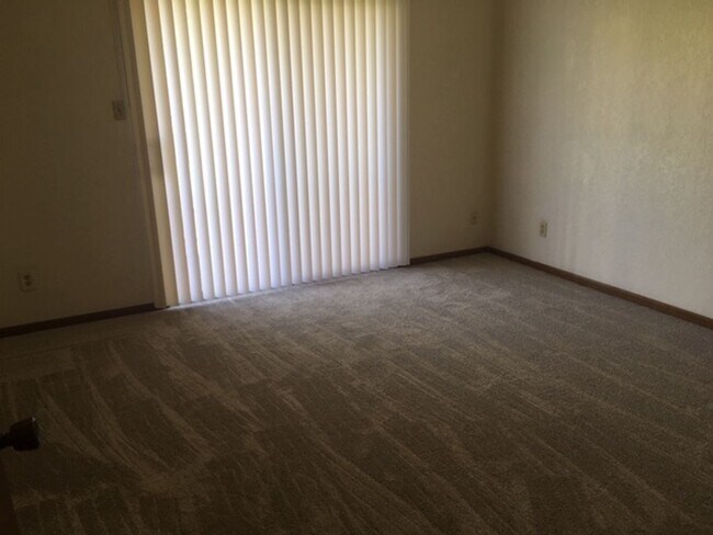 Building Photo - 850 Sq Ft, 2-bedroom, 1-Bath Apartment in 4-plex near 29th & Wannamaker.