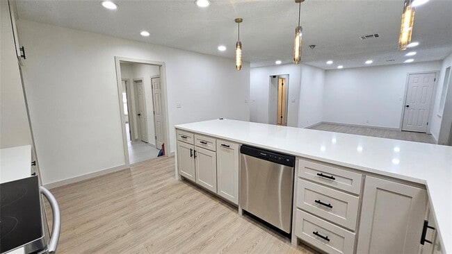 Building Photo - 741 S Glen Ln
