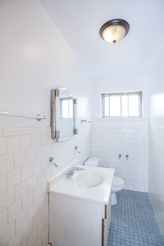 Building Photo - 5701 N Kimball Ave