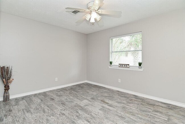Building Photo - 6208 Vinewood Ln
