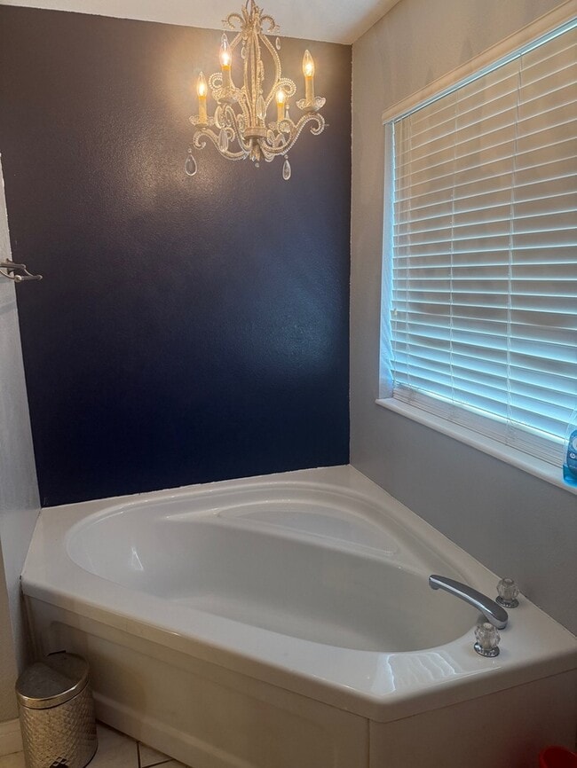 Building Photo - 4 bedroom 2.5 Bath 1.5 Story Home In Fox S...