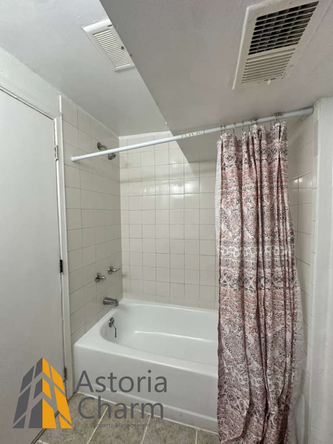 Building Photo - 4 Bedrooms and Fenced Yard in a Desirable Neighborhood