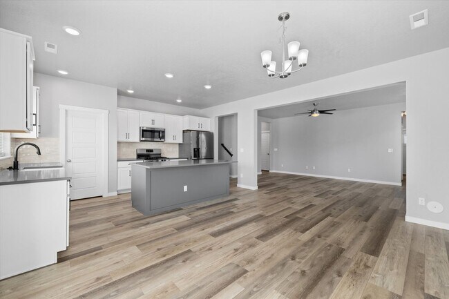 Building Photo - 3 bed, 3 bath with over 2000 sq ft!