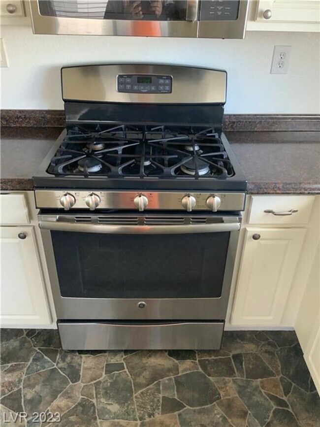 Building Photo - CHARMING SPLIT LEVEL HOME. FEATURING OPEN FAMILY ROOM