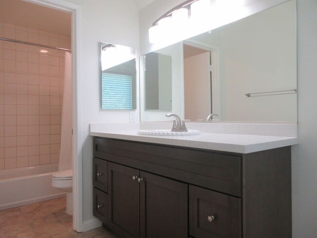 Building Photo - Beautiful updated 1-story home in Northridge