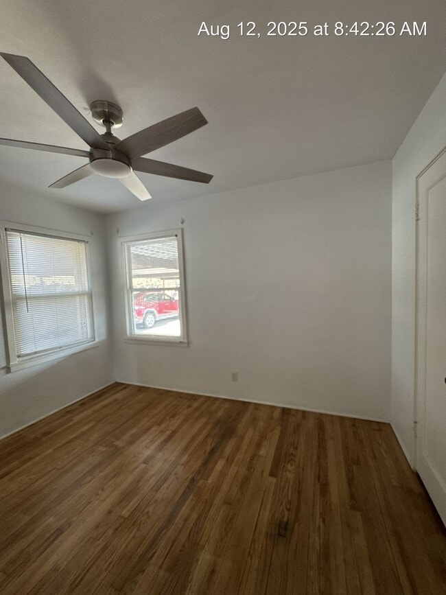 Building Photo - 2 Bedroom Home! Available Now!