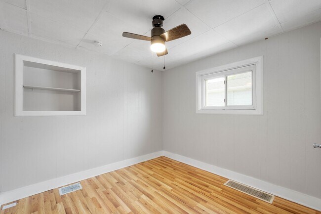 Building Photo - Beautiful 1 bedroom home with BONUS room in Natrona Heights available April 1!