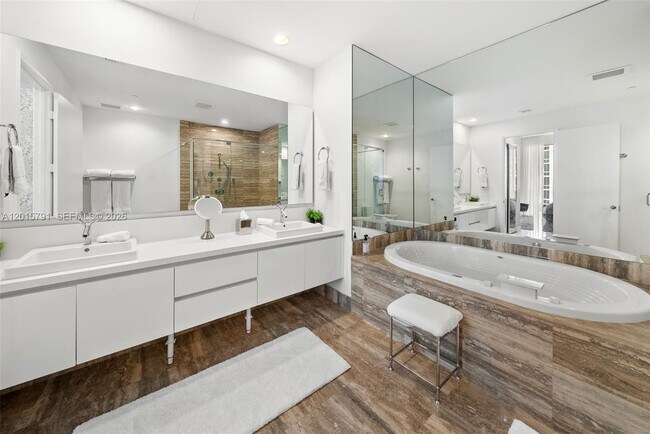 Building Photo - 15901 Collins Ave