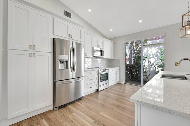 Building Photo - 3947 Redondo Way