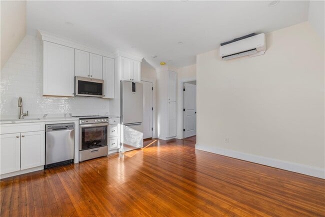 Building Photo - 67 Perry St