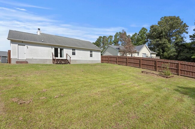 Building Photo - 3 bedroom with garage available in June!