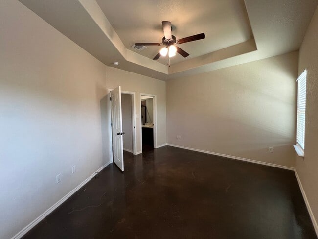 Building Photo - Luxury 3/2 duplex in NBTX