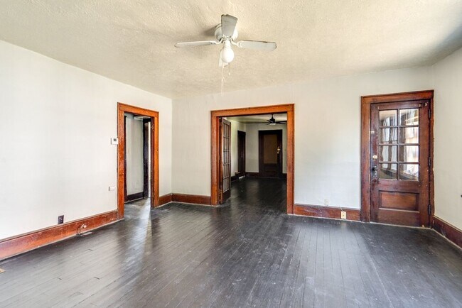 Building Photo - 491 Allyn St