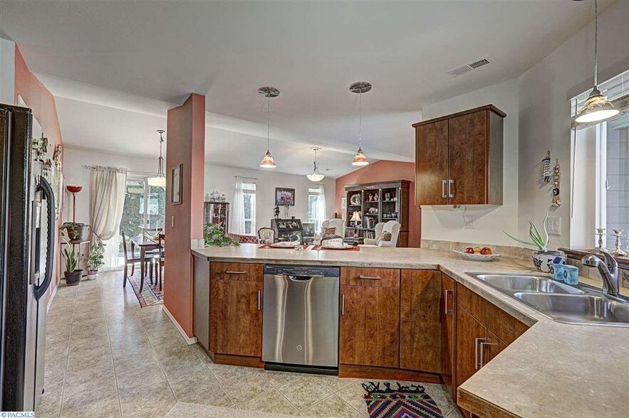 Kitchen - 531 Smoketree pl