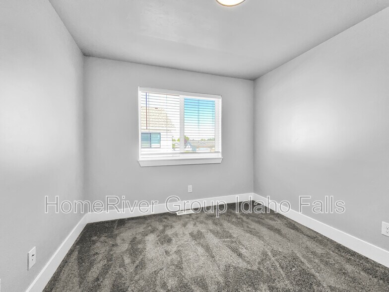 Building Photo - 2930 Sunburst Dr