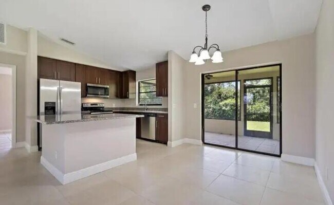 Building Photo - 2450 SW Bayshore Blvd