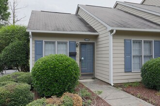 Building Photo - Cozy 1 Bed / 1 Bath End Unit Townhome In North Durham!