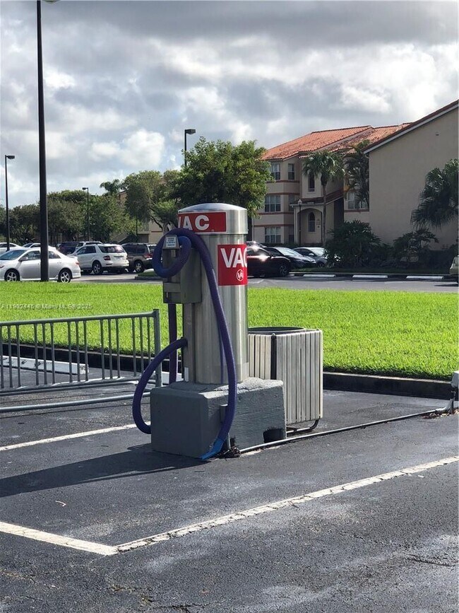 Building Photo - 3470 Pinewalk Dr N