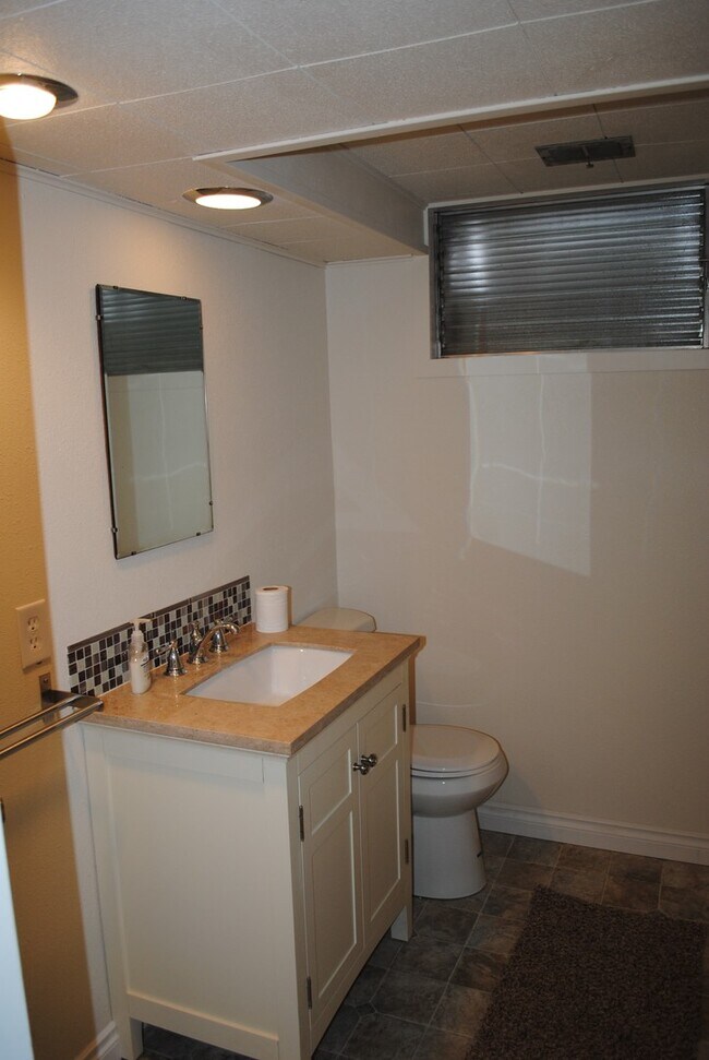 Building Photo - Oversized (@ whopping 2,600+ Sq. Ft.), Beautifully Charming 3-Bed, 2-Bath Home in Wenatchee!!